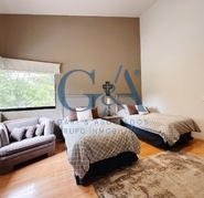 CASA EN VALLE REAL FRENTE APARQUE