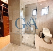 CASA EN VALLE REAL FRENTE APARQUE