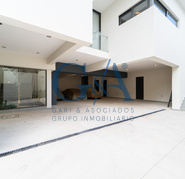 CASA EN VENTA EN VALLE REAL SOBRE AVENIDA