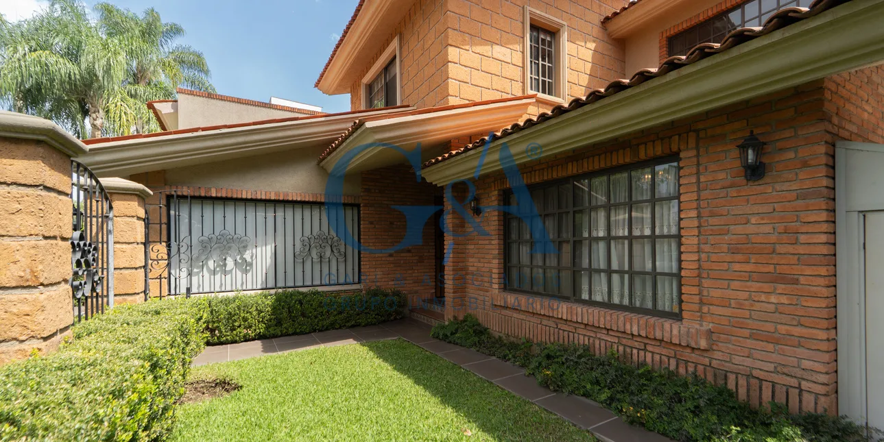 CASA EN VENTA VALLE REAL SOBRE AVENIDA