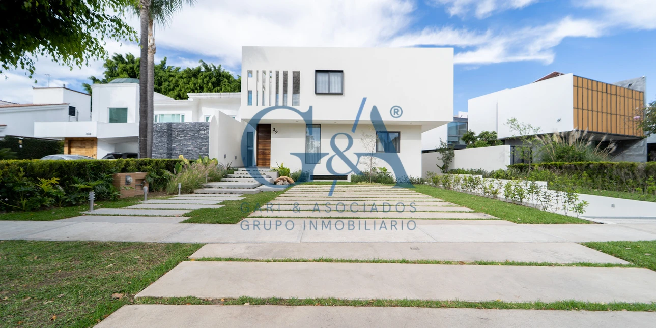 CASA EN VENTA EN VALLE REAL SOBRE AVENIDA