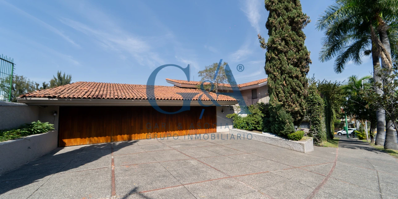 RESIDENCIA EN RENTA EN COLINAS DE SAN JAVIER.